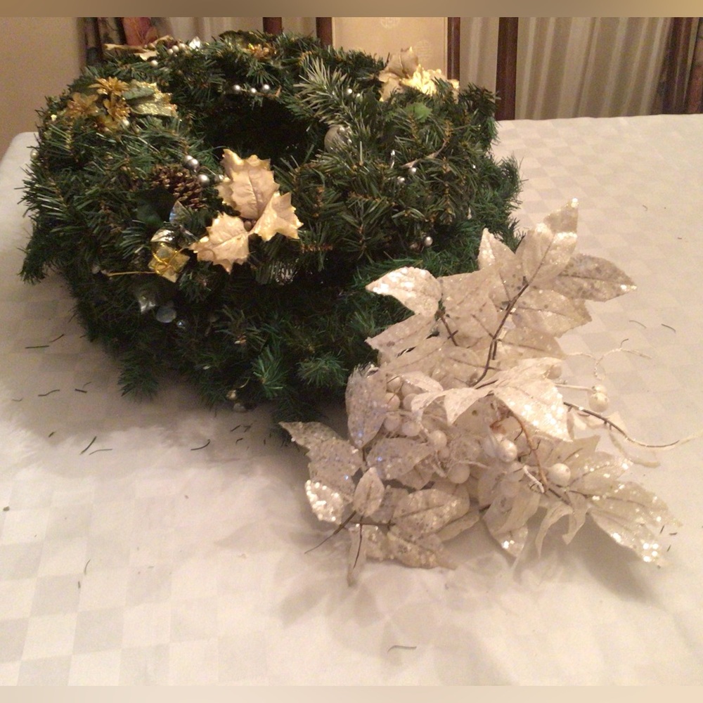 🎄Elegant 3 artisan Holiday Wreaths with Gold and White  add on Accents🎅🏻